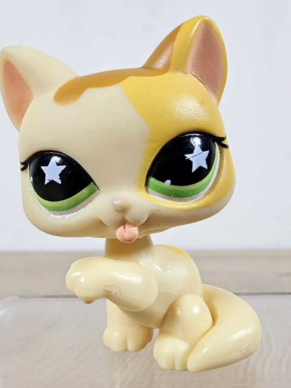 Hasbro Littlest Pet Shop #832 Kitten Cat Paw Up Yellow Green Star Eyes LPS